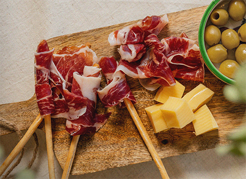 Grissini con jamón Legado Ibérico, queso y aceitunas